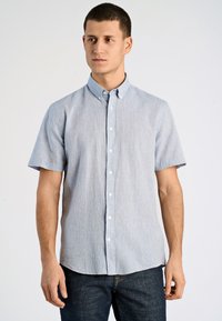 Camicia azzurra a maniche corte con bottoni, realizzata in tessuto testurizzato, con collo standard, dotata di patta frontale e bottoni bianchi.