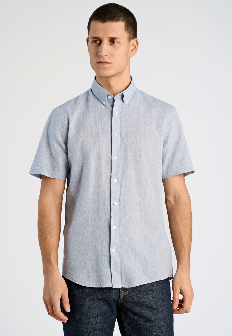 Camicia azzurra a maniche corte con bottoni, realizzata in tessuto testurizzato, con collo standard, dotata di patta frontale e bottoni bianchi.