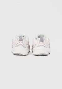 Αθλητικά παπούτσια με επάνω μέρος από δίχτυ σε λευκό και ανοιχτό ροζ, με επενδεδυμένο γιακά, καουτσούκ σόλες και ταινία πίσω για εύκολη φόρτιση.