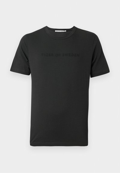 Melnas kokvilnas T-krekls ar īsām piedurknēm, priekšpusē ar tonālu izceltu logotipu "TIGER OF SWEDEN". Klasiska apaļa kakla izgriezums.