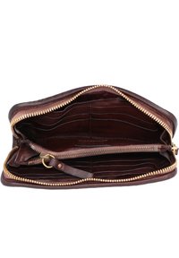 Portafoglio in pelle marrone con zip dorata, diverse fessure per schede e una tasca interna. Texture liscia e design strutturato.