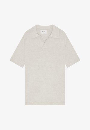 Hellbeiges kurzärmliges Poloshirt mit weichem Kragen und einem kleinen Etikett innen am Halsausschnitt mit der Aufschrift "NN. 07".