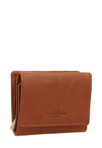 Hnědá kožená peněženka s hladkou texturou, skládacím designem a raženým logem. Má šití jako dekoraci a bezpečné zavírání.