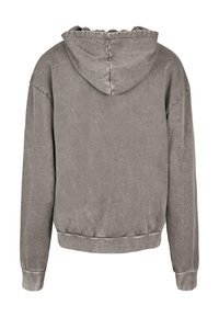 Felpa grigia con cappuccio realizzata in tessuto morbido. Presenta una vestibilità rilassata, polsini e orlo a coste, con una finitura liscia e texturizzata.