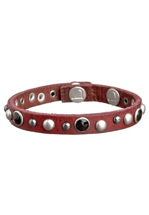 Bruin leren armband met afwisselend zilveren studs en zwarte geslepen stenen, met een drukknoopsluiting.