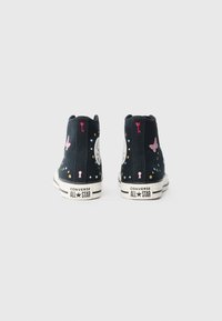 Hochgeschnittene navy Sneakers mit farbenfrohem Stickerei-Design, das Schmetterlinge, Schlüssel und Sterne zeigt. Enthält eine Gummisohle und ein Converse-Logo-Patch.