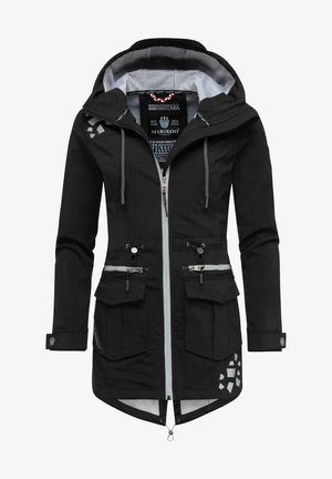 Musta hupullinen takki, jossa edessä vetoketju, harmaa vuori, useita etutaskuja, säädettävät kiristysnauhat ja geometrisia yksityiskohtia sivuilla.