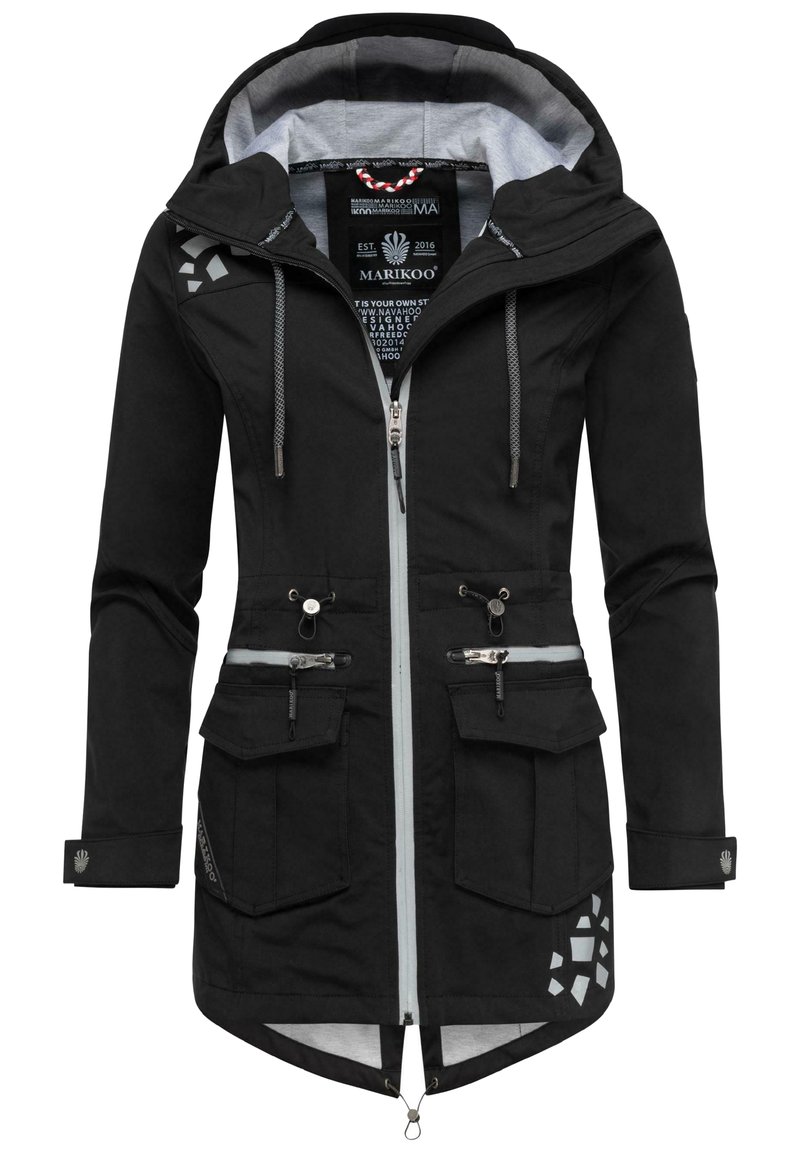 Veste noire à capuche avec fermeture éclair frontale, doublure grise, multiples poches avant, cordons ajustables et accents géométriques sur les côtés.