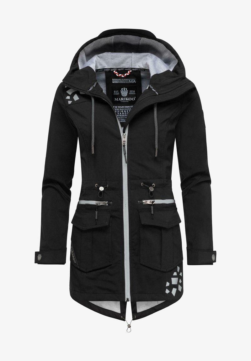 Veste noire à capuche avec fermeture éclair frontale, doublure grise, multiples poches avant, cordons ajustables et accents géométriques sur les côtés.