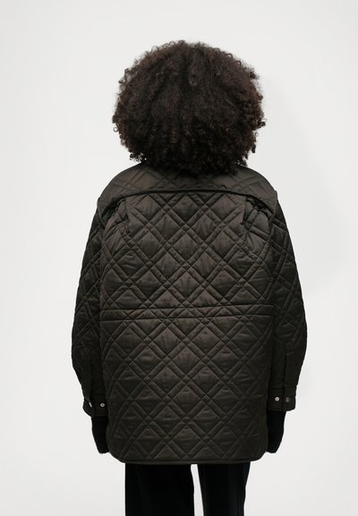 Το μαύρο μπουφάν με πλεχτή υφή διαθέτει διαμαντένιο μοτίβο, κλείσιμο με κουμπιά και άνετη εφαρμογή. Ο σχεδιασμός περιλαμβάνει μακριά μανίκια και ψηλό γιακά.