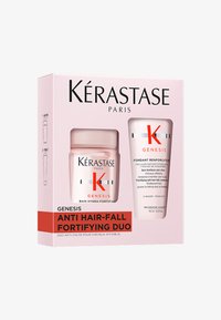 Kérastase Genesis Anti Hair-Fall Fortifying Duo verpakt in een roze doos. Bevat een crème shampoo en een conditioner, beide in potten met etiketten.