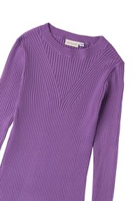 Vestito a maniche lunghe e costine di colore viola chiaro, con scollatura rotonda e un motivo a V sul davanti per un tocco di interesse visivo.