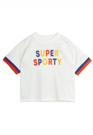 Biała koszulka z krótkim rękawem z napisem "SUPER SPORTY" w niebieskich, czerwonych i żółtych literach oraz czerwonymi i niebieskimi paskami na mankietach.