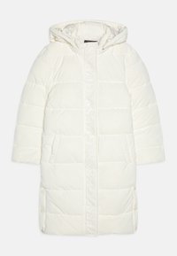 Vit puffjacka med huva, med horisontell quiltning, sidofickor och en logodetalj som löper vertikalt längs framsidan.