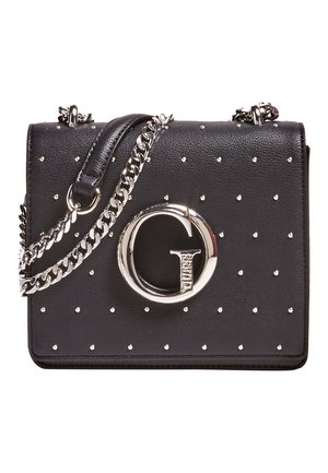 Zwarte leren handtas met kleine zilveren studs, een groot zilveren letter G-embleem en een zilveren kettingriem met leren detail.