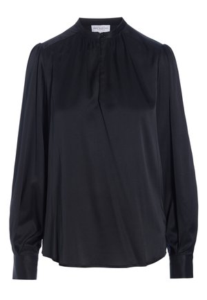 Blouse noire à manches longues avec col haut, fermeture à boutons, légères fronces aux épaules et larges poignets.