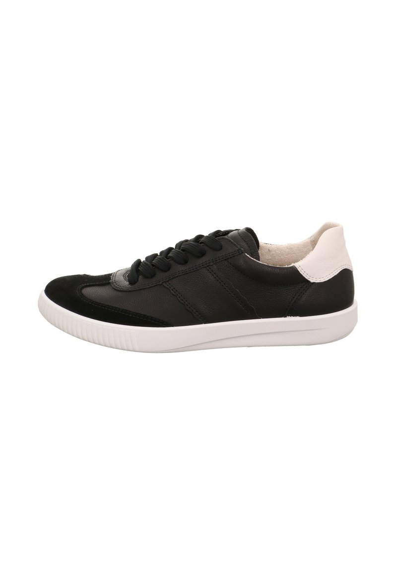 Schwarze Leder-Sneaker mit einer strukturierten Wildleder-Zehenkappe, ausgestattet mit einer weißen Gummisohle und einem kontrastierenden weißen Akzent an der Ferse. Schnürdesign.