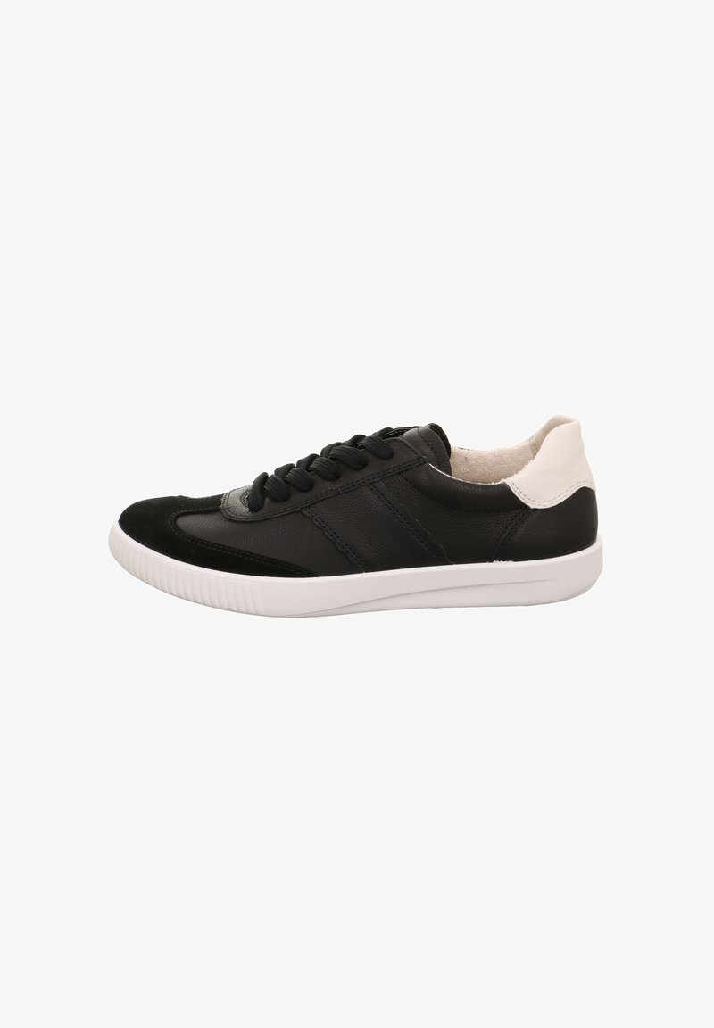 Schwarze Leder-Sneaker mit einer strukturierten Wildleder-Zehenkappe, ausgestattet mit einer weißen Gummisohle und einem kontrastierenden weißen Akzent an der Ferse. Schnürdesign.