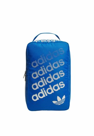 Bolsa rectangular azul de Adidas con texto blanco repetido de Adidas y el logo de trébol, con asa superior y cremallera lateral.