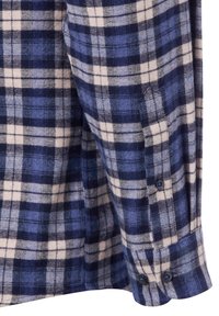 Blauwe en witte geruite flanellen shirt met een knoopmanchet, zachte textuur en een geblokt patroon met verschillende tinten blauw.