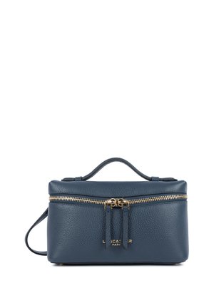 Sac à main rectangulaire en cuir bleu marine avec poignée supérieure, fermeture à double fermeture éclair dorée, et nom de marque embossé à l'avant.