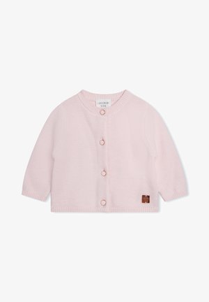 Cárdigan de bebé tejido de color rosa claro con botones redondos al frente y pequeño parche marrón de marca cerca del dobladillo.