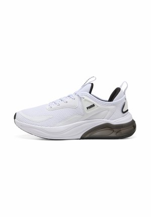 Basket de sport blanche Puma avec dessus en mesh, semelle amortissante, accents noirs et languettes sur la languette et le talon, vue de profil.
