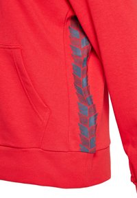 Felpa rossa in misto cotone, con un motivo laterale di battistrada di pneumatico grigio scuro e una tasca frontale. Texture morbida, stile pullover.