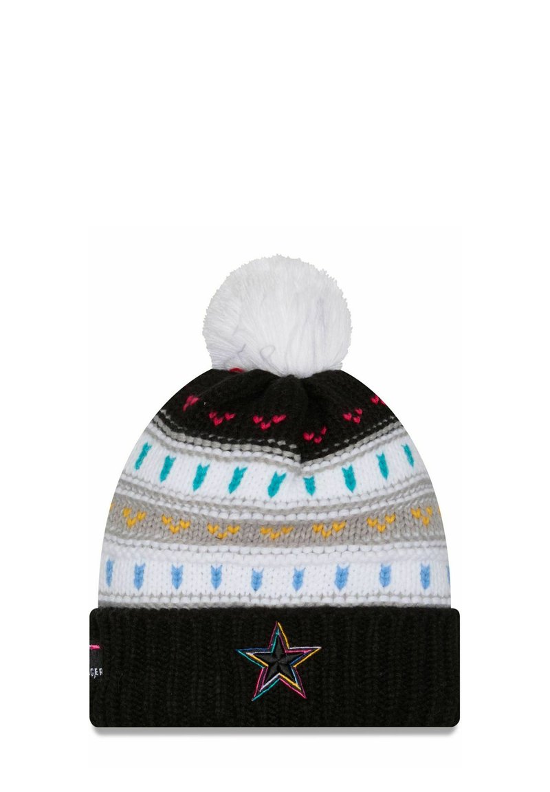 Strickmütze mit einem weißen Pompon, die mit schwarz-weißen, grauen und bunten Streifenmustern versehen ist. Enthält einen gestickten Stern am Bündchen.