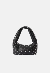 Bolsa de mão de couro preto com uma pega curva, apresentando embellishments em polka dot prateados e um fechamento em zip de um dos lados.