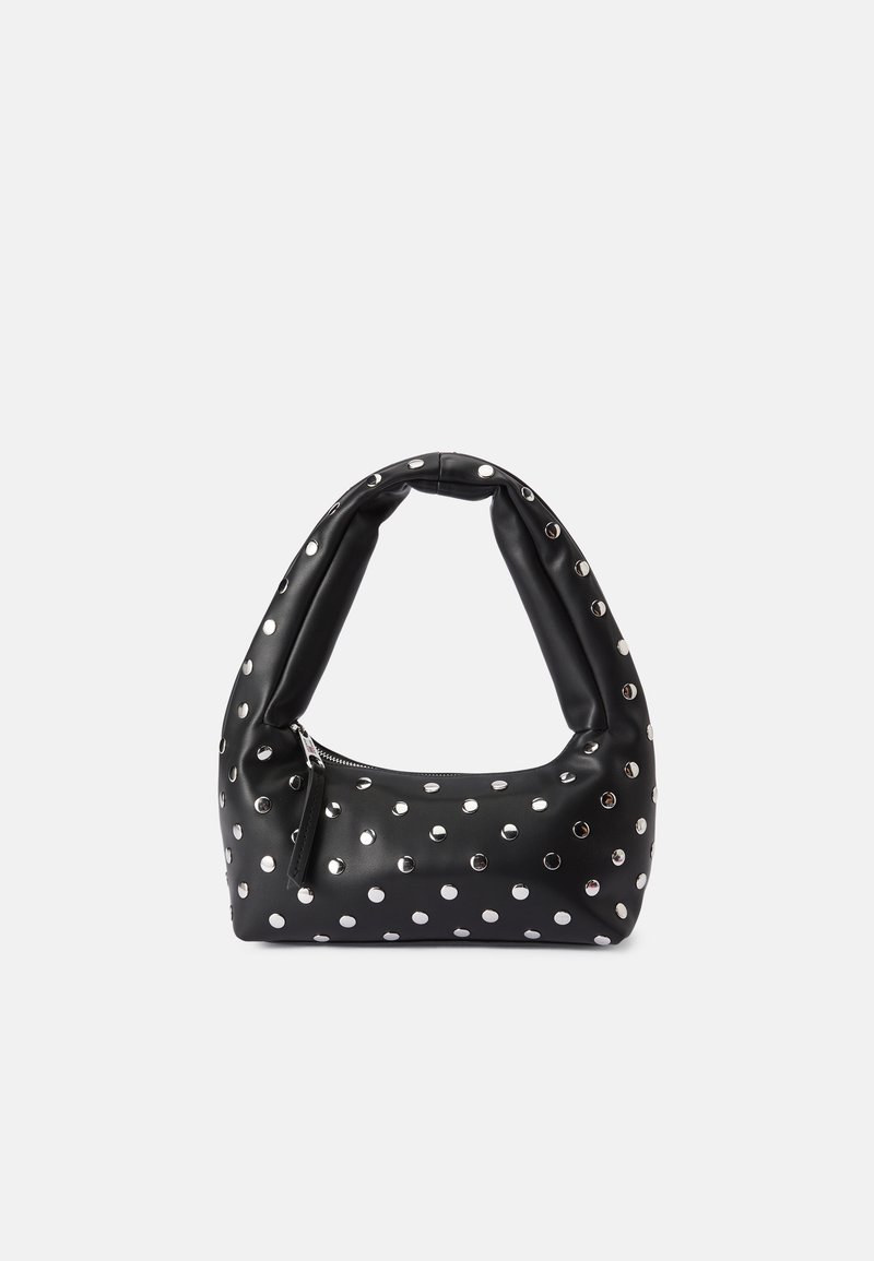Bolsa de mão de couro preto com uma pega curva, apresentando embellishments em polka dot prateados e um fechamento em zip de um dos lados.