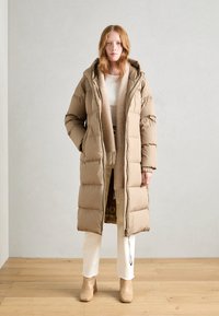 Marc O'Polo PUFFER COAT WITH HOOD SIDE SLITS WITH ZIPPER WELT POCKETS BACKPACK BELTS - Dūnu mētelis - soft mocca