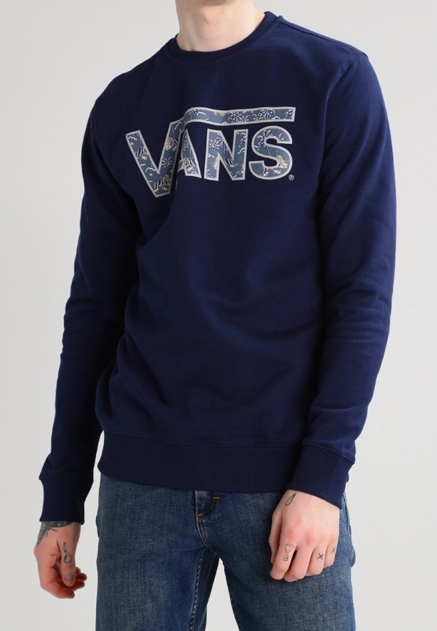 Sweat-shirt bleu marine en coton doux avec un col rond. Présente un grand graphique Vans de couleur contrastante sur la poitrine.