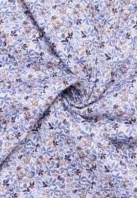 Tessuto leggero con un motivo floreale vorticoso in blu, marrone e crema su uno sfondo pallido, con una texture liscia e una caduta morbida.