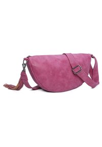 Borsa a tracolla in suede rosa con forma curva, tracolla regolabile e dettaglio a nappina. Texture liscia con un design minimalista.