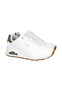 Zapatillas Skechers blancas con un upper texturizado, acentos perforados y un talón de estampado de leopardo, con suela acolchada y suela exterior de goma.