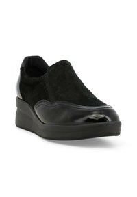 Scarpe slip-on nere realizzate in una combinazione di suede e pelle verniciata. Suola elevata con un finish testurizzato e un design elegante e curvo.