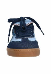 Baskets en denim avec un schéma de couleurs bleu et marine, équipées de lacets navy, d'une semelle en caoutchouc marron et de détails de couture visibles.