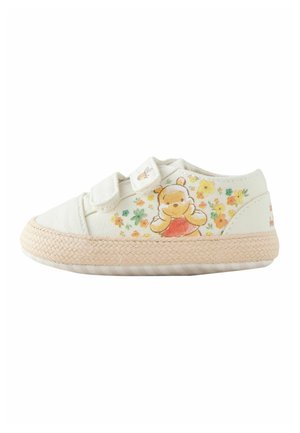 Børns hvide lærredssko med dobbelte velcroremme, med et smilende Winnie the Pooh og blomsterprint på siden.