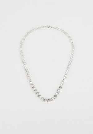 Collier en argent avec des pierres précieuses rondes et transparentes espacées uniformément, disposées en un seul rang sur un fond blanc.