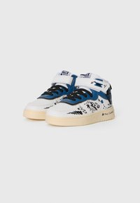Witte en blauwe hoge sneakers met zwarte veters, klittenband, zwarte doodle-stijl grafische afbeeldingen en beige rubberen zolen, schuin naar links op een witte achtergrond.