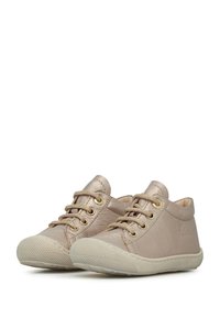 Šněrovací boty z metalického béžového kože s zlatými oky, s kulatou špičkou a gumovými podrážkami s texturovaným vzorem pro lepší grip.