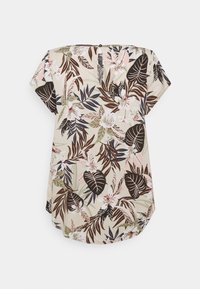 Blouse à manches courtes en beige clair avec un motif floral. Présente des feuilles et fleurs vertes, brunes et roses. Détail en trou de serrure au dos. Ourlet arrondi.