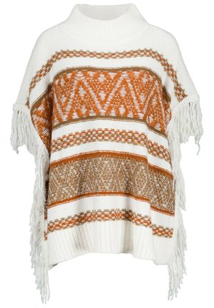 Witte gebreide poncho met oranje en bruine geometrische patronen, met een hoge kraag en franjes aan de randen. Zachte textuur, losse pasvorm.