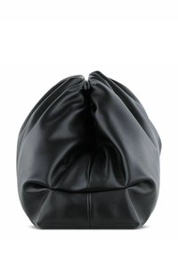 Borsa in pelle nera con un design morbido e stropicciato. Caratterizzata da una chiusura con zip e una base arrotondata, che mette in mostra una texture sobria.