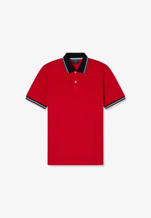 Rode polo shirt met een marineblauwe kraag, voorzien van witte en blauwe gestreepte accenten op de kraag en mouwen. Gemaakt van glad, ademend stof.