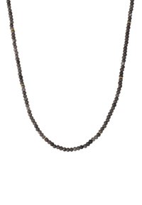 Juodas karoliukas su facetuotais brangakmeniais ir auksiniais akcentais, turintis lygų, vienodą virvės dizainą.