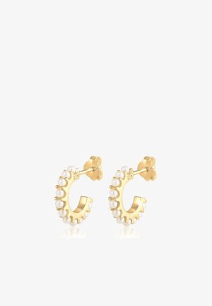 Zlaté kruhové náušnice s vlnkovým dizajnom zdobené malými bielymi perličkami, s uzáverom na post stud. Vyrobené z striebra.