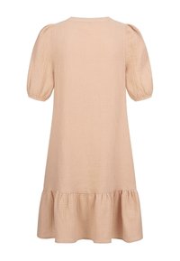 Kurzärmliges, hellpfirsichfarbenes Kleid aus strukturiertem Stoff, mit ausgestellt sauberem Saum und gerafften Puffärmeln. Einfacher runder Ausschnitt, knielanges Design.