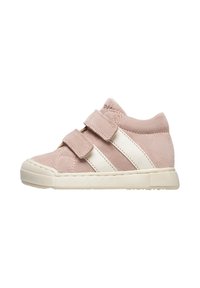 Sneaker in suede rosa con due bande in velcro bianche, suola in gomma e strisce laterali testurizzate. Design a taglio basso con punta rotonda.